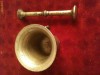 Mojar  cu pistil  ,bronz, inaltime 14 cm,diametru baza 8,5 cm, diametru gura 17cm , pistil lungime 20 cm , diametru capete 5 cm , superb ,