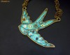 Colier steampunk  (lant lung), in forma de pasare (randunica); culori: bronz,albastru (realizat din piese de ceas prinse in rasina) Unicat