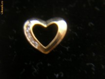 Cercei din aur in forma de inimioara, cu diamante naturale 0,10 ct, finuti