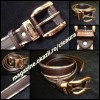 CUREA BARBATEASCA PIELE ECOLOGICA MARO INCHIS NEGRU IMPRIMEU FIRMA BRAND BURBERRY LONDON ESTABLISHED 1856 CATARAMA PAFTA METALICA AURIE CURELE BARBATI